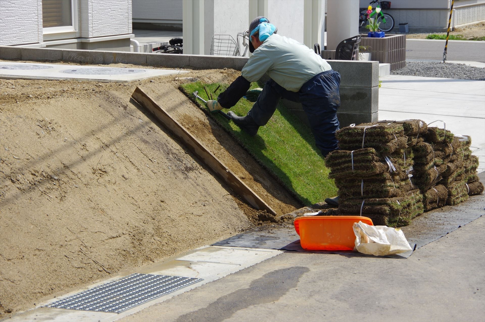 芝張りを行うスタッフ