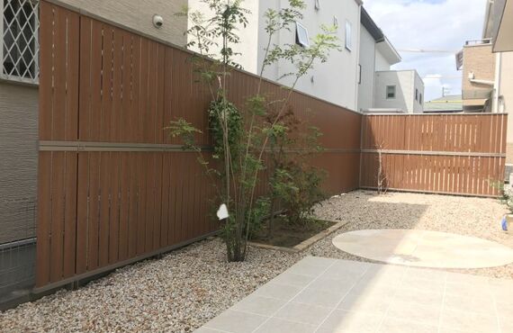 生け垣を撤去して目隠しフェンスを設置してみませんか？